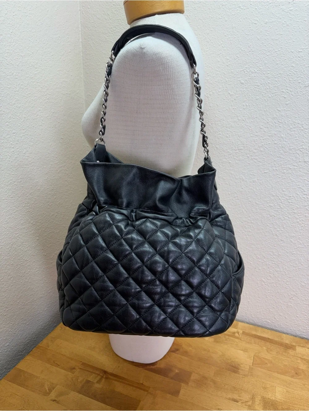 Bimba y Lola Summer 2010 Black Quilted Leather Drawstring Bucket Shoulder Bag - Picture 4 of 13